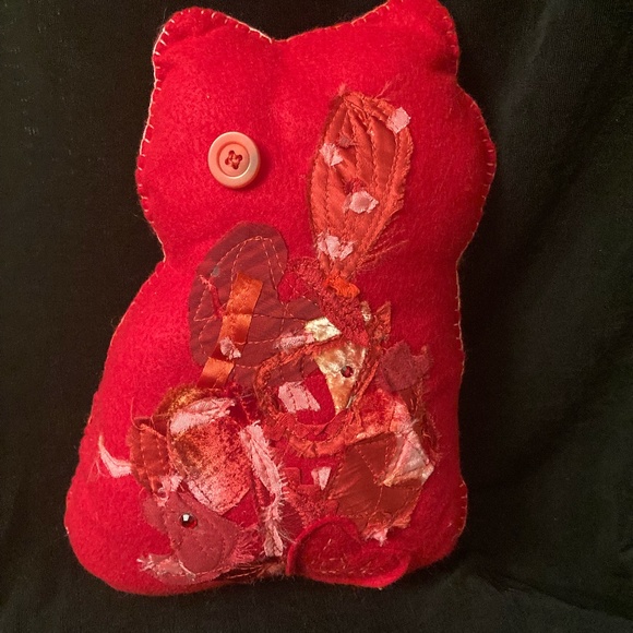 COPY - Valentine's small felt cat pillow. Vintage fabrics and button for an eye. - Picture 1 of 5